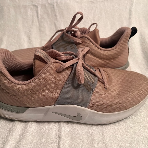 Women’s sneaker Nike size  12 - Picture 4 of 4